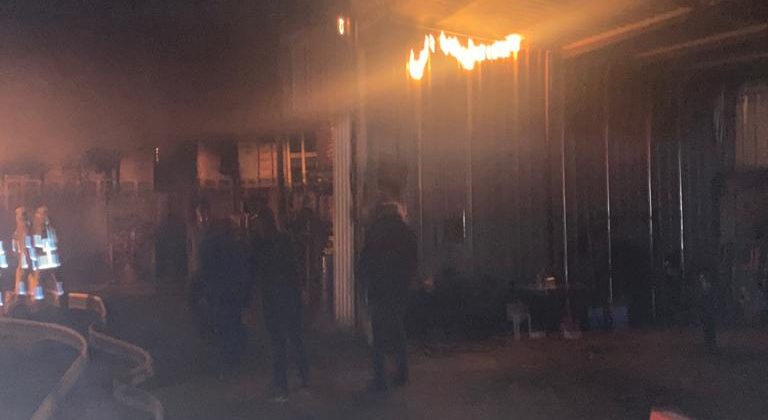 Ayvalık’ta zirai aletler deposundaki çıkan yangın korkuttu