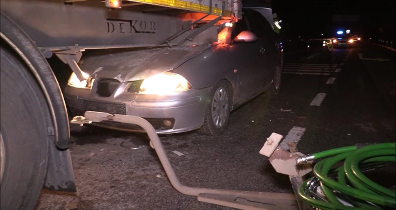 KIRMIZI IŞIKTA DURAN TIR’A OTOMOBİL ARKADAN ÇARPTI; 2 YARALI