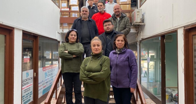 AYVALIK İYİ PARTİ’DEN DEPREMZEDELERE BİR KAMYON İNSANİ DESTEK