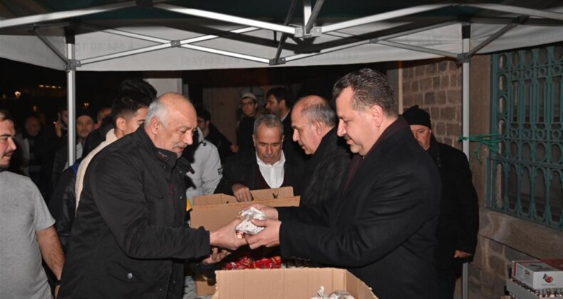 <strong>Miraç Kandili’nde depremde hayatını kaybedenlere dua edildi</strong>