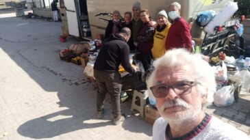 AYVALIKLI GÖNÜLLÜ HATAY’DA BİNLERCE İNSANA SEYYAR MUTFAĞIYLA UMUT OLDU