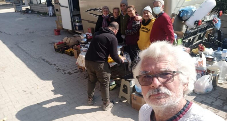 AYVALIKLI GÖNÜLLÜ HATAY’DA BİNLERCE İNSANA SEYYAR MUTFAĞIYLA UMUT OLDU
