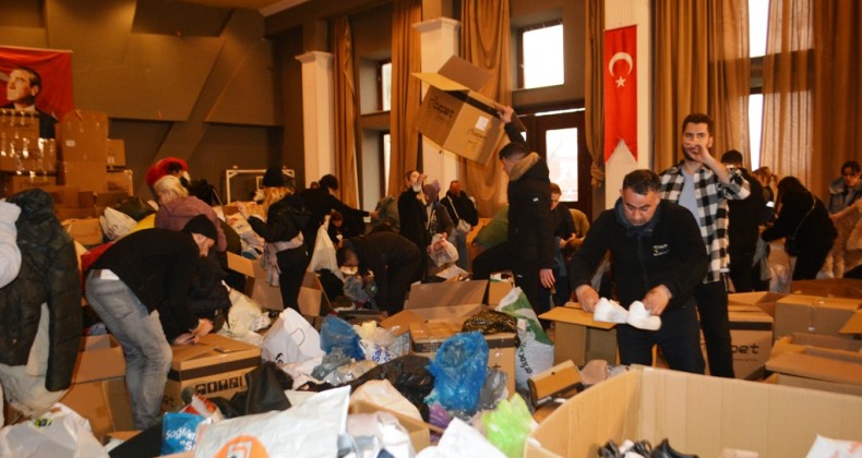 Ayvalık depremzedeler için tek yürek oldu