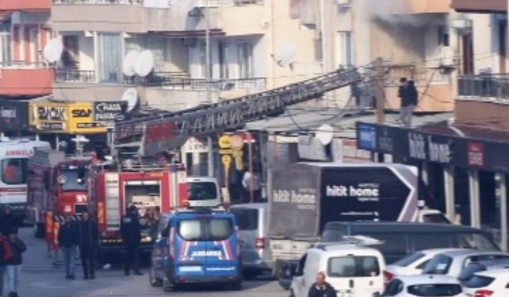 AYVALIK’TA EV YANGINI KORKUTTU