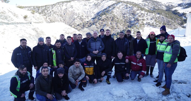 AYVALIK BELEDİYESİ EKİPLERİ DEPREM BÖLGESİNDE AFETZEDELERİN YANINDA…