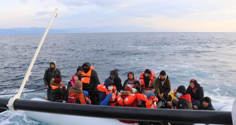 Ayvalık’ta Türk karasularına itilen 28 göçmen kurtarıldı