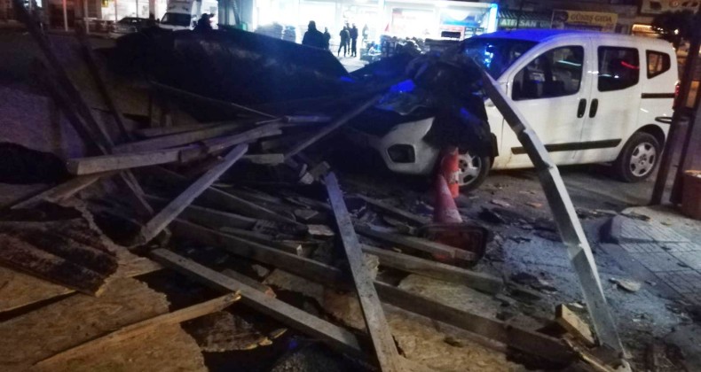 AYVALIK’TA KUVVETLİ FIRTINADA BİR APARTMANIN ÇATISI OTOMOBİLİN ÜZERİNE UÇTU