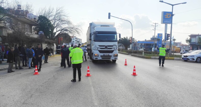 GÖMEÇ’TE TIRIN ALTINDA KALAN ADAM HAYATINI KAYBETTİ