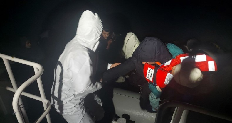 AYVALIK’TA 18 GÖÇMEN YAKALANDI