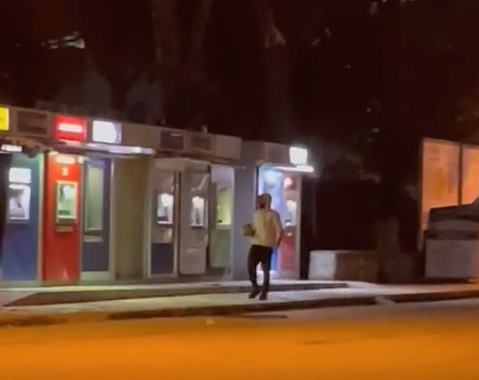 PARKE TAŞIYLA BANKA ATM’LERİNİ KULLANILMAZ HALE GETİRDİ