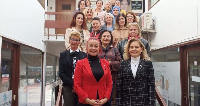 AYVALIK’TA İYİ PARTİLİ KADINLARDAN 8 MART AÇIKLAMASI