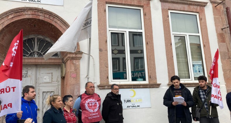 AYVALIK’TA TİP’TEN KIZILAY ÖNÜNDE BASIN AÇIKLAMASI