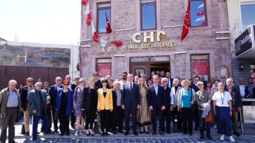 AYVALIK’TA CHP’DEN BAYRAMLAŞMA…