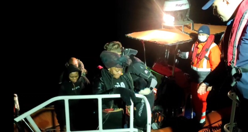 AYVALIK’TA ADAYA SIĞINAN 38 GÖÇMEN KURTARILDI