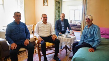 AYVALIK’TA BAŞKAN ERGİN’DEN USTA GAZETECİ ÖMÜR BİR’E ZİYARET