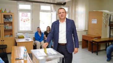 BAŞKAN MESUT ERGİN EŞİ CANAN ERGİN’LE BİRLİKTE OYUNU KULLANDI