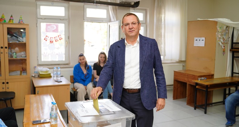 BAŞKAN MESUT ERGİN EŞİ CANAN ERGİN’LE BİRLİKTE OYUNU KULLANDI