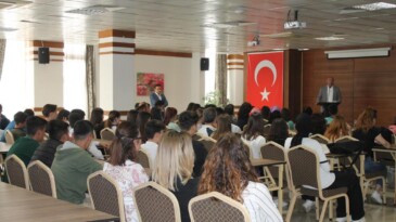 AYVALIK’TA AKADEMİSYENLER ÖĞRENCİLERLE DERSTE BULUŞTU