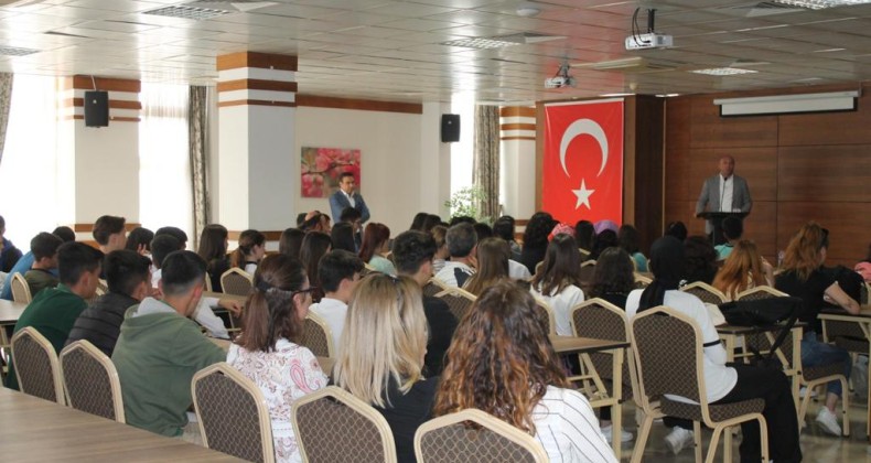 AYVALIK’TA AKADEMİSYENLER ÖĞRENCİLERLE DERSTE BULUŞTU