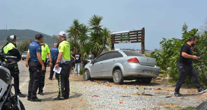 Ayvalık’ta kontrolden çıkan otomobil yayaya çarptı; 2 yaralı