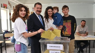 BAŞKAN YILMAZ, OYUNU AİLESİ İLE BİRLİKTE KULLANDI