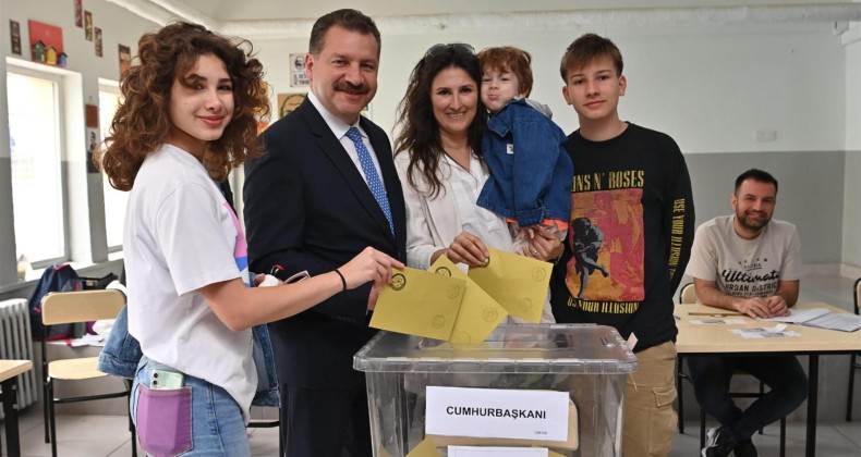 BAŞKAN YILMAZ, OYUNU AİLESİ İLE BİRLİKTE KULLANDI