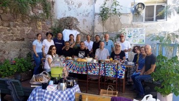 AYVALIK’IN SAKARYA MAHALLESİ BAHÇESİNDE GELENEKSEL KAHVALTI