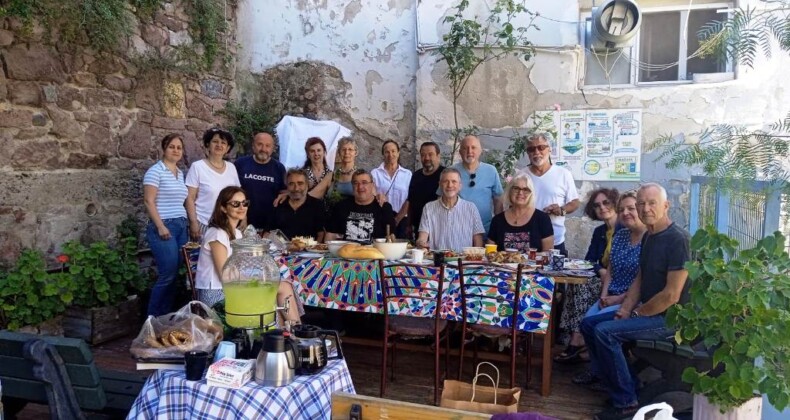 AYVALIK’IN SAKARYA MAHALLESİ BAHÇESİNDE GELENEKSEL KAHVALTI