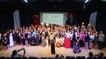 <a>AYVALIK BELEDİYE TİYATROSU’NA İKİ ÖDÜL DAHA GELDİ</a>