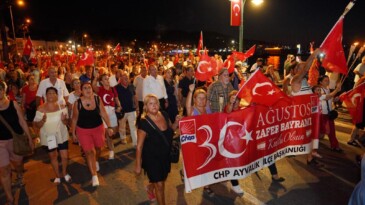 Ayvalık’ta 30 Ağustos fener alayına binlerce vatandaş katıldı