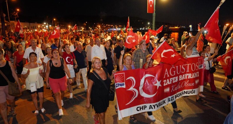 Ayvalık’ta 30 Ağustos fener alayına binlerce vatandaş katıldı