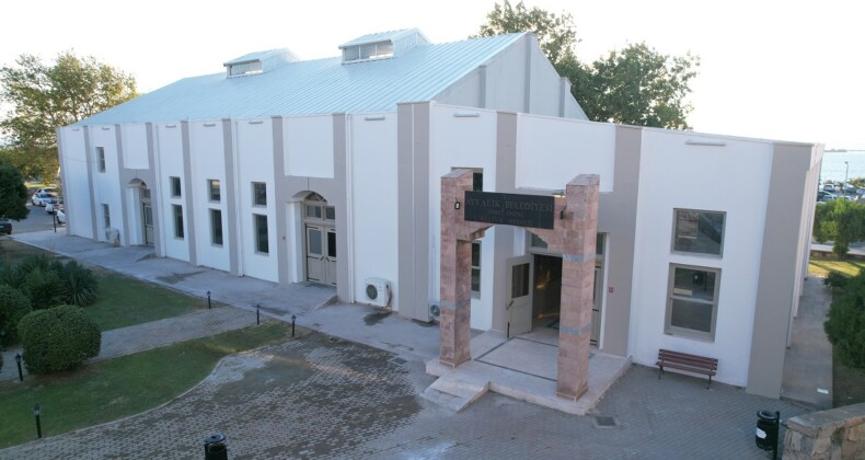 AYVALIK’TA İSMET İNÖNÜ KÜLTÜR MERKEZİ YENİ YÜZÜYLE HİZMETE GİRDİ
