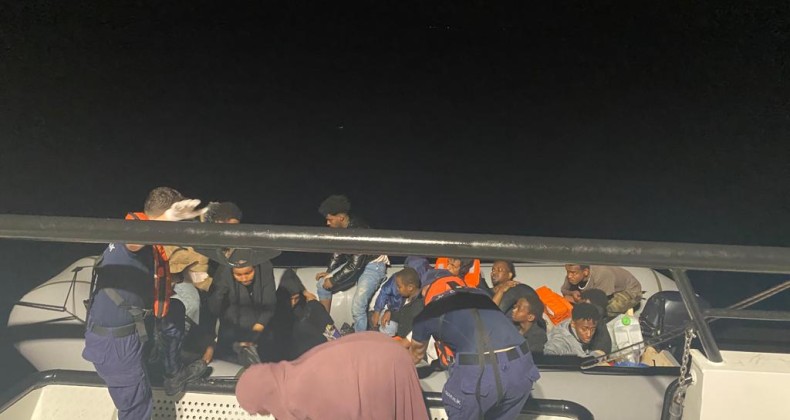 AYVALIK’TA TÜRK KARASULARINA İTİLEN 18 GÖÇMEN KURTARILDI