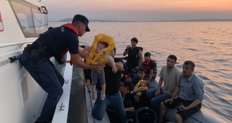 AYVALIK’TA TÜRK KARASULARINA İTİLEN 37 GÖÇMEN KURTARILDI