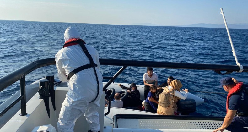 AYVALIK’TA TÜRK KARASULARINA İTİLEN 19 GÖÇMEN KURTARILDI