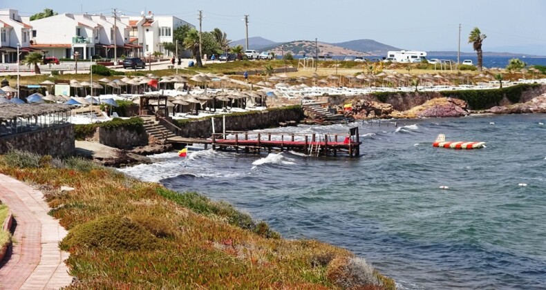 TÜRKİYE’NİN EN ÖNEMLİ TURİZM MERKEZİ AYVALIK İKİ MAVİ BAYRAĞINI KAYBETTİ