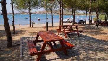AYVALIK’TA MESİRE ALANINDAKİ AHŞAP OTURMA GRUPLARI YENİLENİYOR