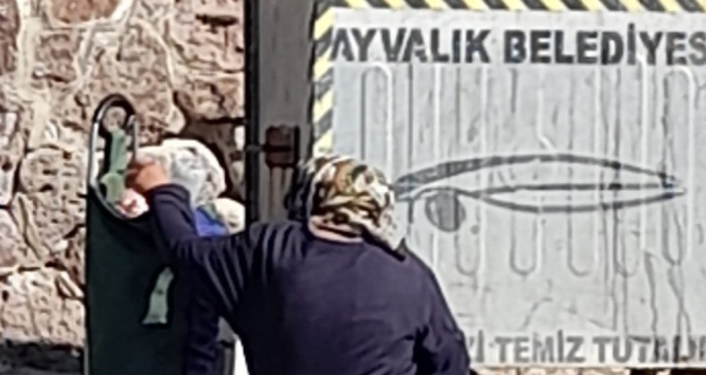 ÇÖP KONTEYNERLERİNDEN EKMEK TOPLAYIP YİYOR TAKLİDİ YAPAN DİLENCİLERE ZABITA FRENİ