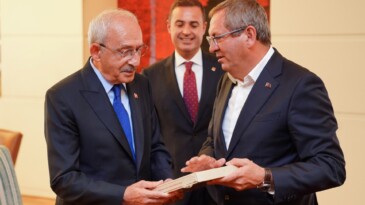 CHP LİDERİ KILIÇDAROĞU’NA “AYVALIK’A ÖNDER AKSOY İLE YENİDEN BAKMAK” KİTABINI HEDİYE ETTİ