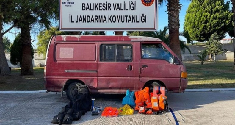 Ayvalık’ta 3 organizatör ve 58 düzensiz göçmen yakalandı