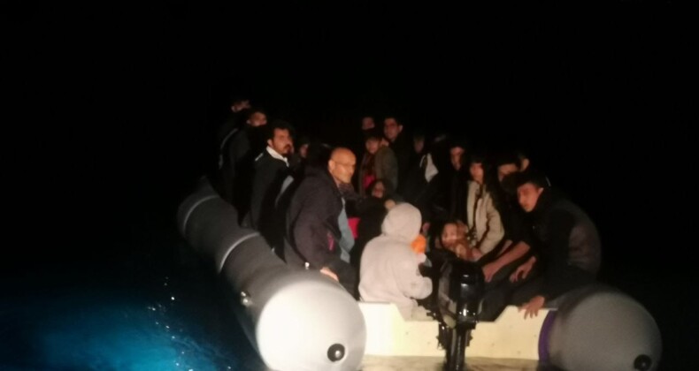 AYVALIK’TA 43 GÖÇMEN SAHİL GÜVENLİK’TEN KAÇAMADI