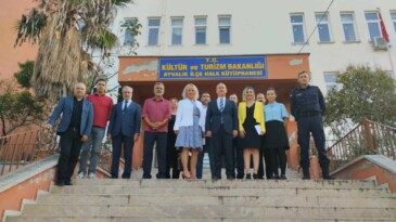 CUMHURİYETİN 100. YILINA “GÜZELLİĞİN İZİNDE” EBRU SERGİSİ