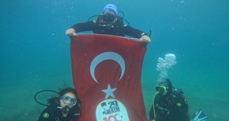 GÖMEÇ’TE KAYMAKAM VE BELEDİYE BAŞKANI CUMHURİYETİN 100. YILDÖNÜMÜ İÇİN DENİZE DALDI