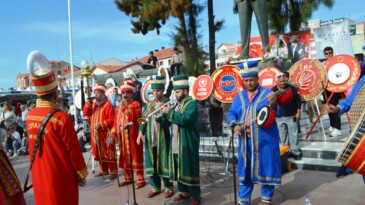 AYVALIK’TA KÖRFEZ YÖRÜKLERİ CUMHURİYETİN 100. YILDÖNÜMÜNE MEHTERAN VE PİLAV-KEŞKEK HAYIRLI KUTLAMA
