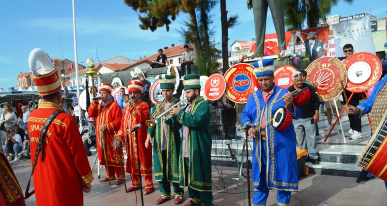 AYVALIK’TA KÖRFEZ YÖRÜKLERİ CUMHURİYETİN 100. YILDÖNÜMÜNE MEHTERAN VE PİLAV-KEŞKEK HAYIRLI KUTLAMA