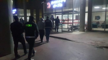 AYVALIK’TA 18 GÖÇMEN VE 3 ORGANİZATÖR YAKALANDI