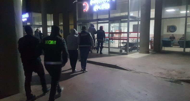 AYVALIK’TA 18 GÖÇMEN VE 3 ORGANİZATÖR YAKALANDI
