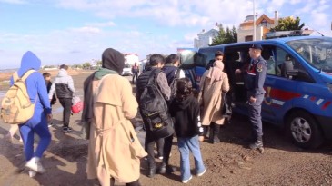 AYVALIK’TA 36 GÖÇMEN JANDARMADAN KAÇAMADI