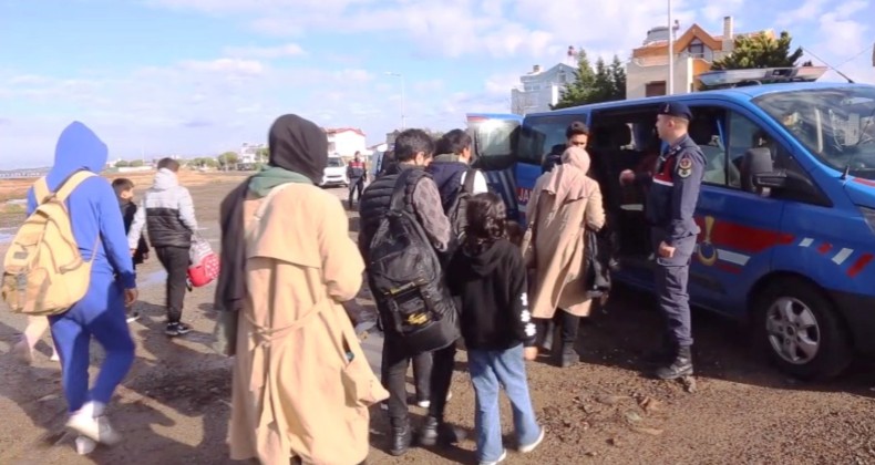 AYVALIK’TA 36 GÖÇMEN JANDARMADAN KAÇAMADI