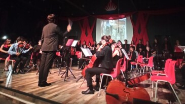 AYVALIK’TA GÜZEL SANATLAR LİSESİ ÖĞRENCİLERİNDEN CUMHURİYETİN 100. YILINA ÖZEL KONSER